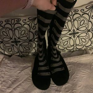 Leighton boot in black. GUC. Youth 3